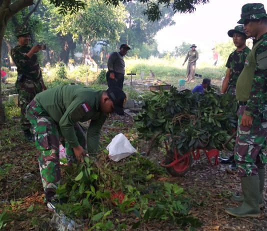 Sambut Ramadhan, Kodim Surabaya Timur Bersihkan Makam Bareng Warga IMG 20190505 072549