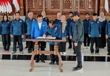 Ketua KORMI Jatim, Hudiyono Bersama BUpati Tuban Menyaksikan Penandatanganan Naskah Pelantikan