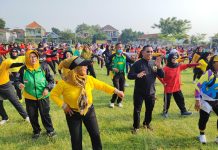 Ketua KORMI Jawa Timur, Hudiyono Saat Mengikuti Senam Sehat Bersama 500 Warga Prambon, Sidoarjo