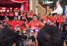 Kasad Jenderal TNI Maruli Simanjuntak, M.Sc., menyerukan bersama-sama memberantas judi online dan pinjaman online (Pinjol) di hadapan awak media, usai mengikuti kegiatan jalan santai (Fun Walk) dalam rangka HUT ke-78 Bhayangkara.