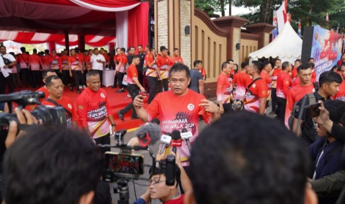 Kasad Jenderal TNI Maruli Simanjuntak, M.Sc., menyerukan bersama-sama memberantas judi online dan pinjaman online (Pinjol) di hadapan awak media, usai mengikuti kegiatan jalan santai (Fun Walk) dalam rangka HUT ke-78 Bhayangkara. Kasad Jenderal TNI Maruli Simanjuntak, M.Sc., menyerukan bersama-sama memberantas judi online dan pinjaman online (Pinjol) di hadapan awak media, usai mengikuti kegiatan jalan santai (Fun Walk) dalam rangka HUT ke-78 Bhayangkara.