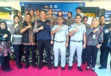 Inovasi Program Baru Samsat Surabaya Barat “Mahameru Walk-Thru”, Meningkatkan Efisiensi Pelayanan Sekaligus Menekan Jasa Calo Kasubdit Regident Ditlantas Polda Jatim AKBP Raden Erik Bangun Prakasa bersama jajaran Tim Pembina Samsat Provinsi Jatim saat acara peluncuran Mahameru Walk-Thru di Kantor Samsat Surabaya Barat, Jumat (12/7/2024).