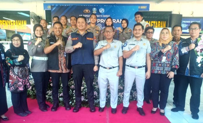 Kasubdit Regident Ditlantas Polda Jatim AKBP Raden Erik Bangun Prakasa bersama jajaran Tim Pembina Samsat Provinsi Jatim saat acara peluncuran Mahameru Walk-Thru di Kantor Samsat Surabaya Barat, Jumat (12/7/2024).