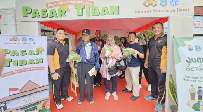 Wajah sumringah wajib pajak di Samsat Surabaya Barat saat mendapatkan sayuran segar.