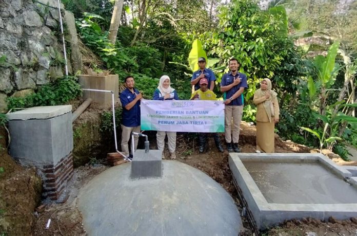 Perum Jasa Tirta I (PJT I) menyerahkan bantuan di lima titik Instalasi Pengelolaan Air Limbah (IPAL) Biogas di wilayah Kabupaten Tulungagung. Perum Jasa Tirta I (PJT I) saat menyerahkan bantuan di lima titik Instalasi Pengelolaan Air Limbah (IPAL) Biogas di wilayah Kabupaten Tulungagung.
